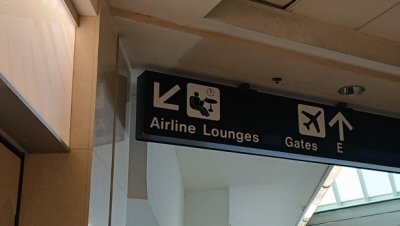 「Airline Lounges」の案内板