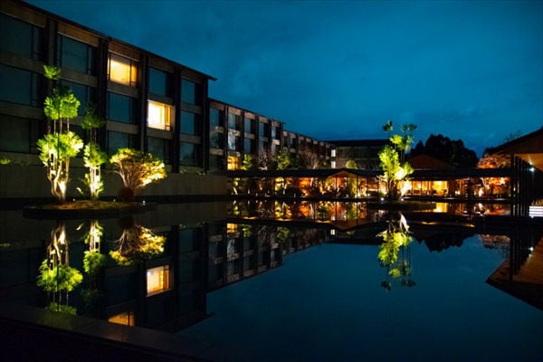 夜の「ROKU KYOTO, LXR Hotels & Resorts」