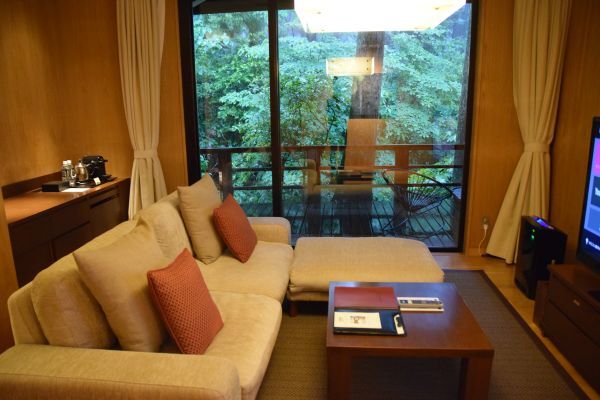 「箱根・翠松園」の部屋の内観