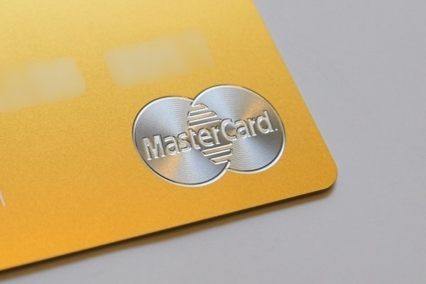 「ラグジュアリーカード」のMastercardロゴは、レーザーで削り出し