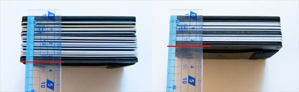 「エンボス加工ありのカード」と「エンボスレスカード」の厚みを比較