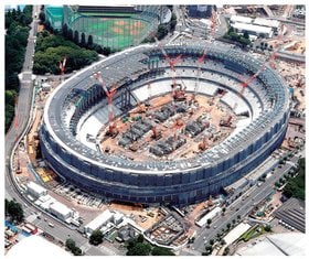 建設中の新国立競技場（2018年7月時点）。同競技場は2019年11月30日に完成した。東京オリンピック終了後も、国土強靭化など、建設業界にはこなしきれないほどの仕事がある。