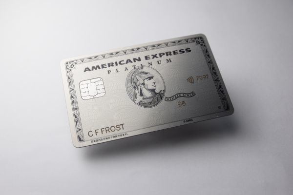 アメリカン・エキスプレス・プラチナ・カード」の金属製メタルカードが